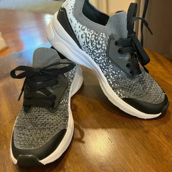 Cat & jack gray white lightweight girls boys sneakers size 1 knit - Picture 1 of 9
